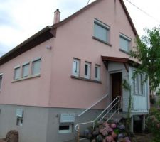 La maison d'exérieur, vue du jardin avec le sas d'entrée.