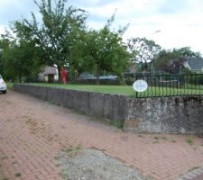 Allée et jardin côté droit