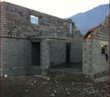 Vue sur la porte du garage et l'entrée