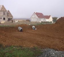 Le terrassement est terminé, et surprise en arrivant ! Ils étaient déjà sur le terrain à installer les semelles en ferraille pour faire les fondations :)