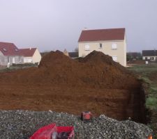 Partie droite du terrain. Terrassement terminé, fondations en cours :)