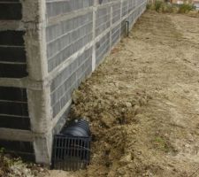 Busage en place en attendant de bétonner la grille en fonte.