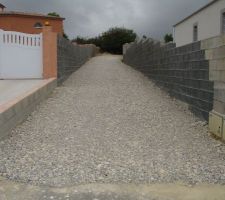 Entr&eacute;e r&eacute;alis&eacute;e en tout venant (vue d'en bas)