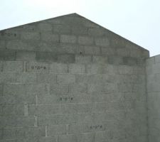 Pignon du garage en limite de propri&egrave;t&eacute;