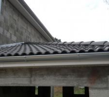 Pose des tuiles de couleur brune