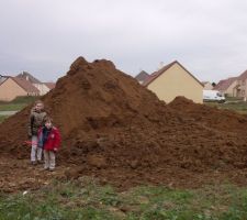 Le jardin lol ! Avec un petit tas de terre ^^