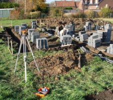 Démarrage maçonnerie des fondations, sur la gche futur terrasse.