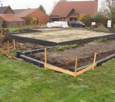 Maçonnerie de fondation fini pour la maison et la terrasse au premier plan.
