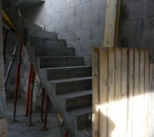 Escalier presque termin&eacute;