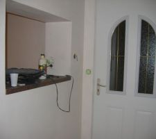 Niche avec bois enfin d&eacute;coup&eacute; pour y poser l'aquarium... porte d'entr&eacute;e