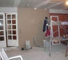 Douclage de l'ancien mur extérieur il ne restera plus qu'à enlever la porte fenetre et les briques !
