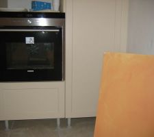 Four avec &eacute;chantillon de la peinture d&eacute;co qui va &ecirc;tre sur le mur c&ocirc;t&eacute; po&euml;le et aquarium