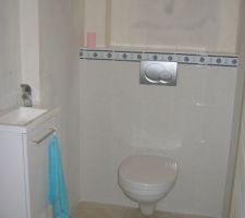 Wc partie jour... reste peinture au mur &agrave; faire