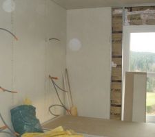 Début du placo sur le mur... voici notre tête de lit !
