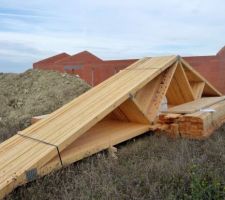 Charpente: fermettes sur maison et traditionnelle sur le garage