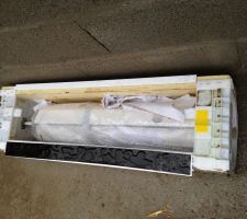 Un coffre de volet roulant avec volt et moteur pos&eacute; en attente... Bof pour la pluie !