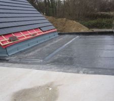 Pose de l'isolent et de l'étanchéité du toit du garage. En cours, pour que la goutière puisse être posée.