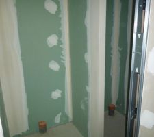 Notre salle de douche, avec porte coulissante (dans la cloison)