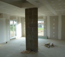 La salle vue de l'entrée (en attendant la pose de l'escalier la semaine prochaine)