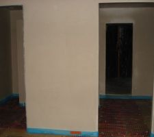 Vue de la chambre.
A gauche, la sde et a droite le couloir-dressing qui donne sur l'existant (le séjour)