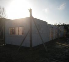 Vue ext&eacute;rieure (chambre RDC) et soleil &eacute;blouissant.....