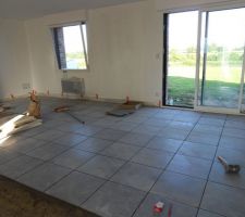 Mon chéri pose du carrelage pour la 1ère fois de sa vie, et tout seul!(merci les copains...)