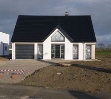 Tranchées et trous rebouchés. L'entrée de la maison a été faite avec 26T de cailloux (fond pour futur enrobé). Fini la gadoue, enfin!!