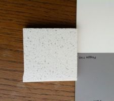 Couleurs Façade de notre future cuisine. Blanche pour les colonnes, gris Pluie pour les meubles bas et pierre Beach Iceberg blanche un peu marbrée.