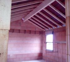 La charpente traditionnelle de la chambre parents et du dressing commun... Hors cloison bien s&ucirc;r