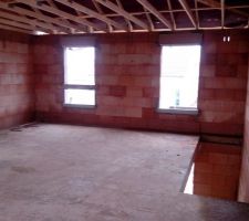 Une chambre (&agrave; gauche) et la salle de bains puis le vide sur l'escalier... Hors cloison bien s&ucirc;r