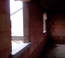 Le fen&ecirc;tre du couloir et celle de la chambre c&ocirc;t&eacute; "Sud"... Hors cloison bien s&ucirc;r