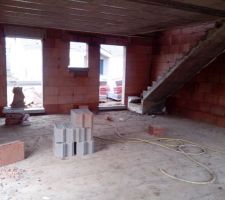 L'entr&eacute;e, la (petite) fen&ecirc;tre des toilettes et la porte du bureau... Hors cloison bien s&ucirc;r