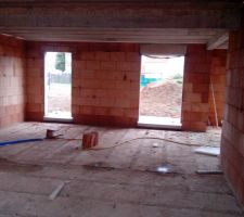 La porte de la buanderie (&agrave; gauche) et la porte fenetre de la cuisine... Hors cloison bien s&ucirc;r