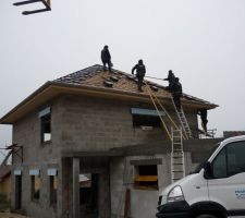 Le toit avance vite avec beaucoup de monde