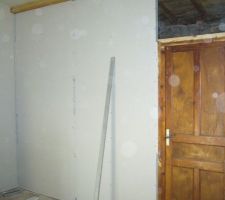 Remise en place ancienne porte qui sera restaurée.