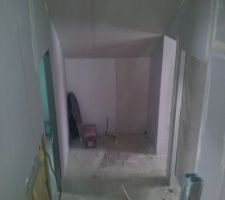 Vue couloir chambre vers dressing douche