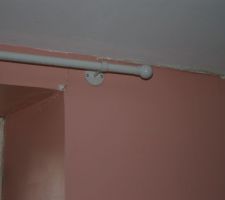 Fissure intérieure entre fenêtre et plafond