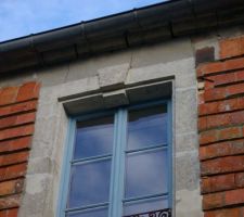 Fissures entre fenêtre et plafond