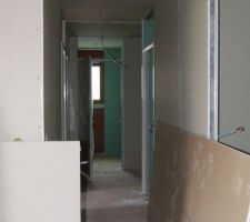 Le couloir a droite notre chambre a gauche bureau chambre d'amis et tout droit les petits coincoins