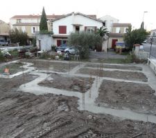 Ci joint les fondations de la maison