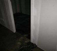 Carrelage salle de bain du bas , pos&eacute; le 28/11/2012 en cours de s&eacute;chage.