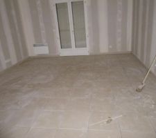 Plinthes carrelage pos&eacute; du salon.