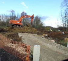 Chemin d'acc&egrave;s fait, d&eacute;but du terrassement