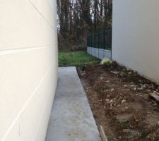 Chemin latéral pour accéder au jardin