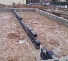 Le vide sanitaire est termin&eacute; : seulement la porte du vide sanitaire n'est pas au bon endroit !!! donc cette semaine, l'entreprise doit modifier l'emplacement !!!

Sinon, toujours aussi rapide et extr&ecirc;mement bien fait !!!

Vraiment contents !!!