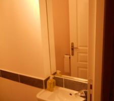 Lave main WC encastré dans le doublage.