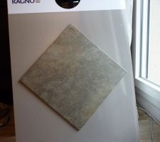 On a flash&eacute; sur ce carrelage dakar vert de ragno. On r&eacute;fl&eacute;chit encore.