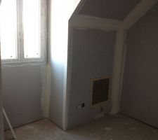 Chambre 2, je ne regrette pas l'ajoût des rangs de parpaings, la hauteur sous plafond une fois la chape coulée devrait rester très agréable
