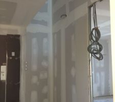 L'emplacement de l'escalier. Nous avions demandé des arrivées électriques pour mettre des leds dans l'escalier. Ils l'ont mis beaucoup trop haut. On verra avec le CDT comment corriger ça