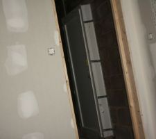 Vue sur la porte de service du garage. Etrangement, ML a décidé de décaler la porte vers l'intérieur, "au cas où on veuille isoler" cette façade du garage. C'est assez choquant d'un point de vue esthétique :)